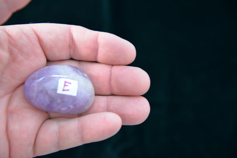 AMETHYST gallet, palm stone - polished (Amethyst Quartz Stone 