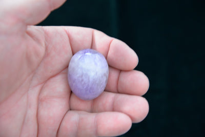 AMETHYST gallet, palm stone - polished (Amethyst Quartz Stone #G)