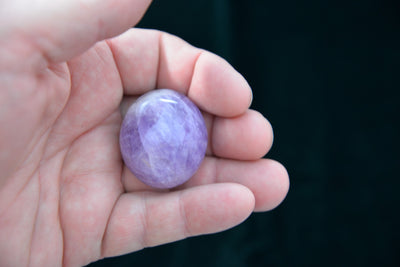 AMETHYST gallet, palm stone - polished (Amethyst Quartz Stone #K)