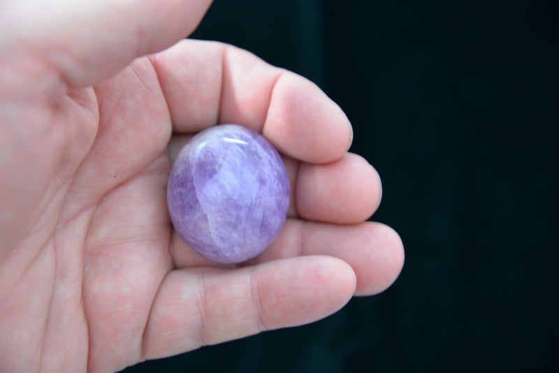 AMETHYST gallet, palm stone - polished (Amethyst Quartz Stone 