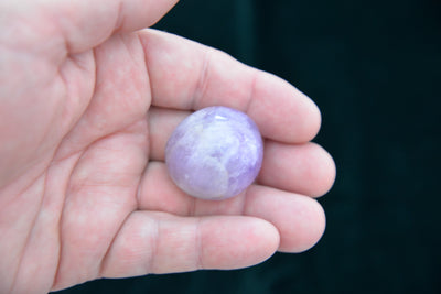 AMETHYST gallet, palm stone - polished (Amethyst Quartz Stone #L)