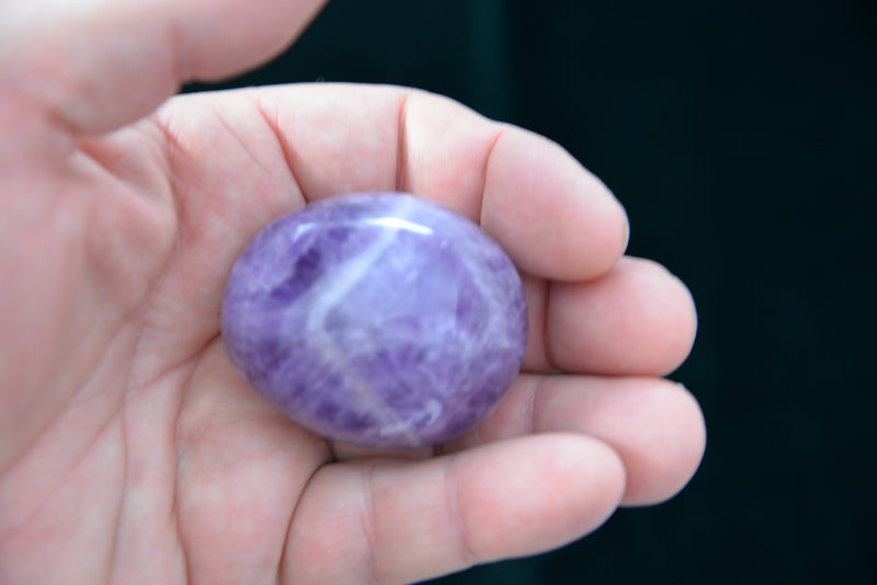 AMETHYST gallet, palm stone - polished (Amethyst Quartz Stone 